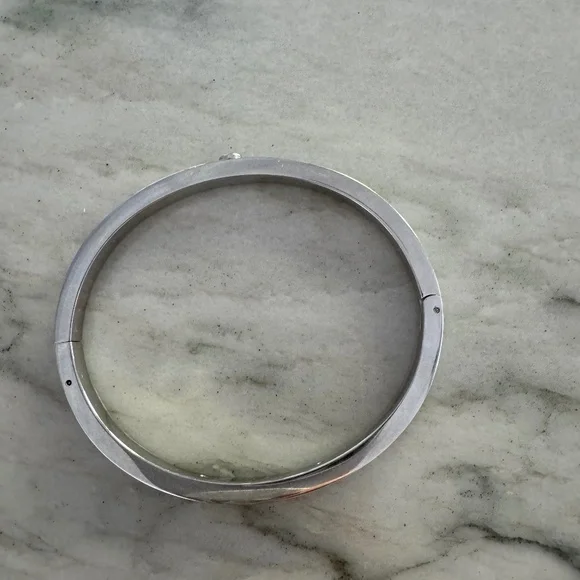 henri bendel new york hinged bangle channel set silver tone bracelet - Picture 5 of 5